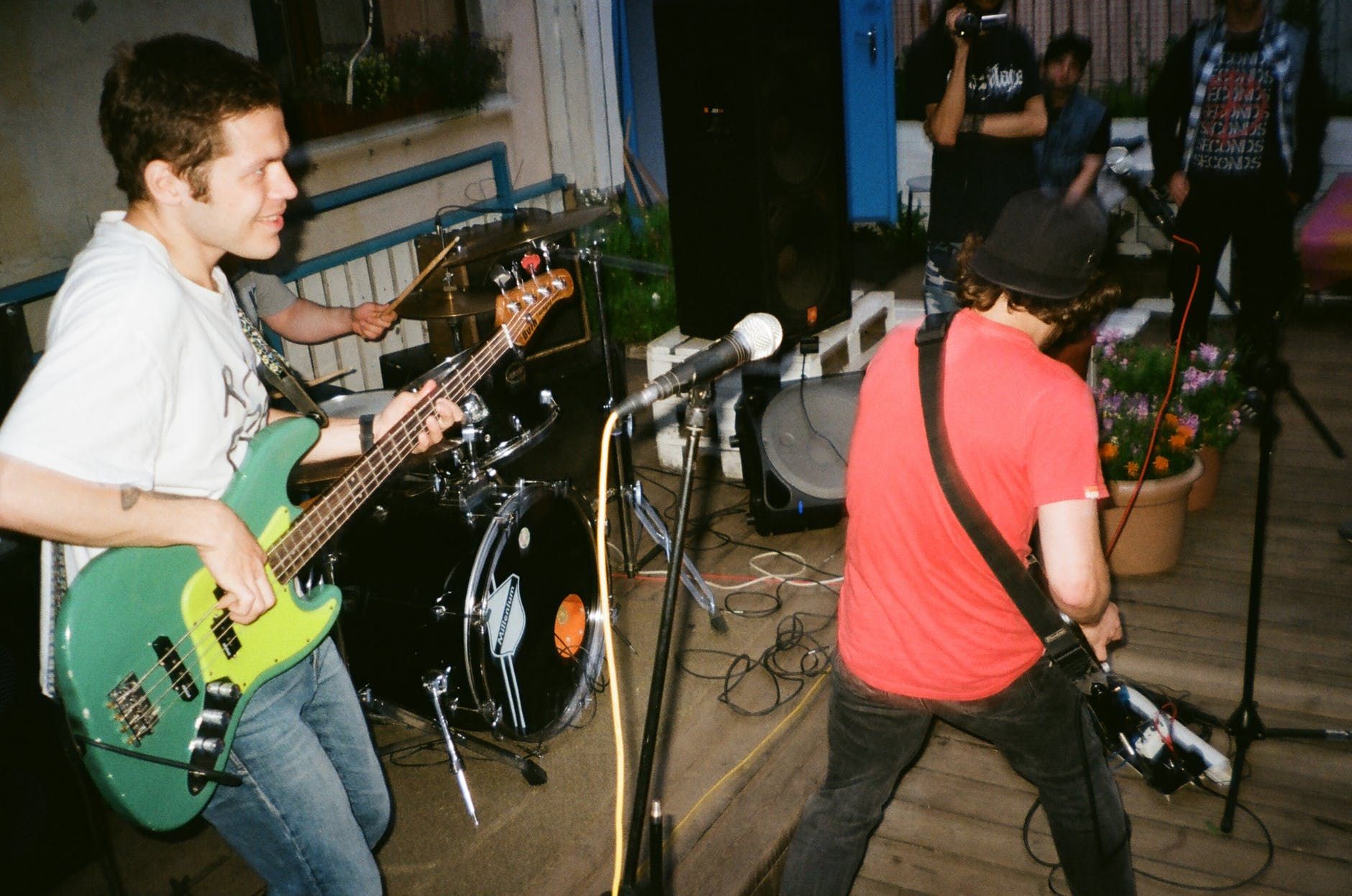 Banda de rock independente tocando ao vivo