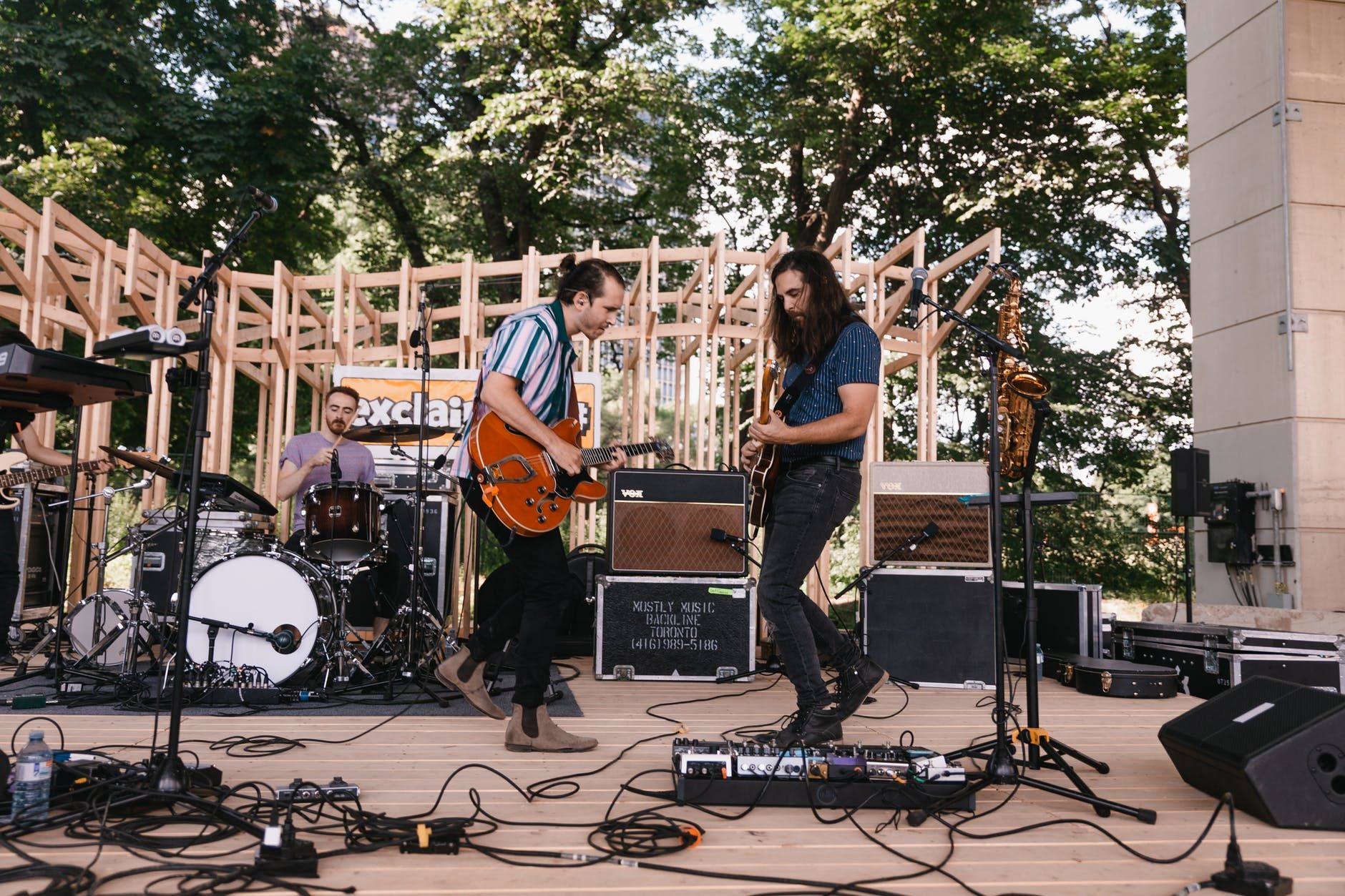 Músicos tocam ao vivo em uma praça