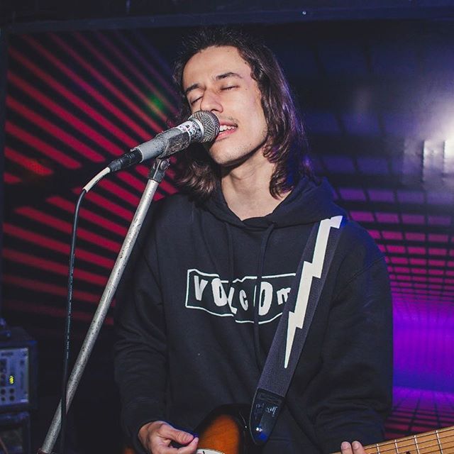 Matheus Stenzel toca guitarra, durante show ao vivo