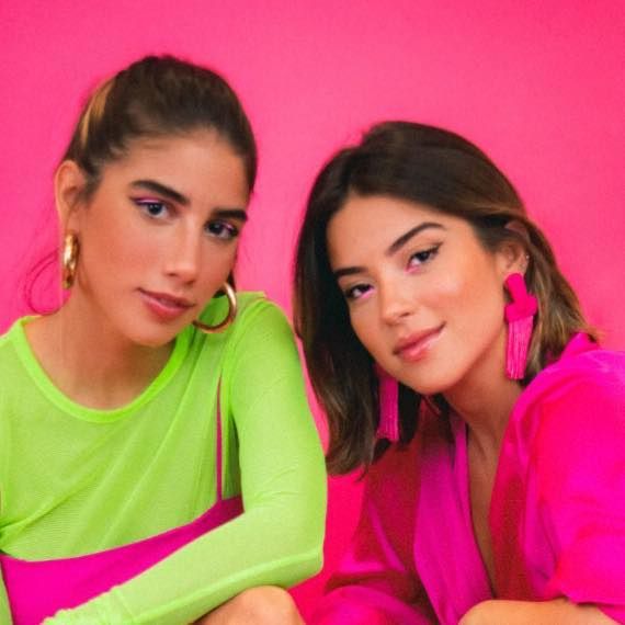 Duo Clara x Sofia aparece com roupas em cores berrantes