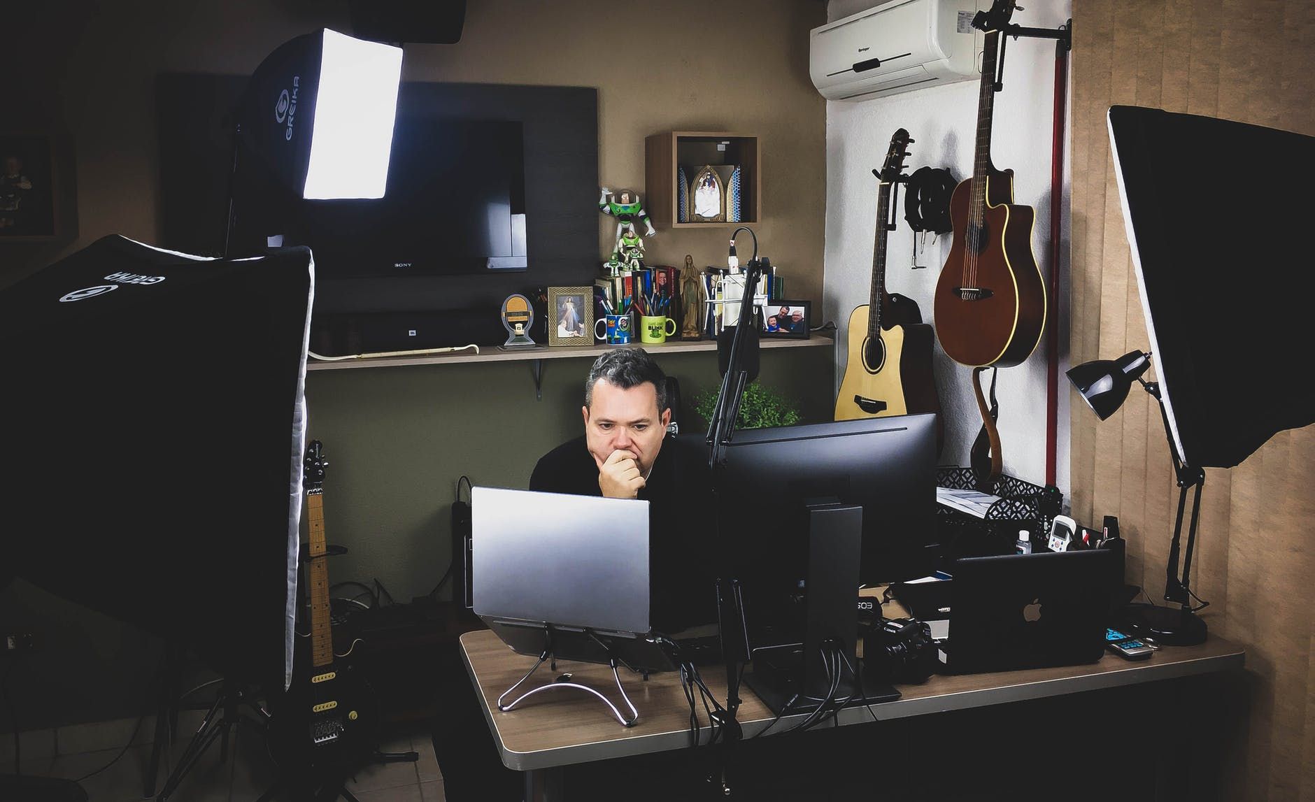 Músico sentado na mesa e trabalhando no computador