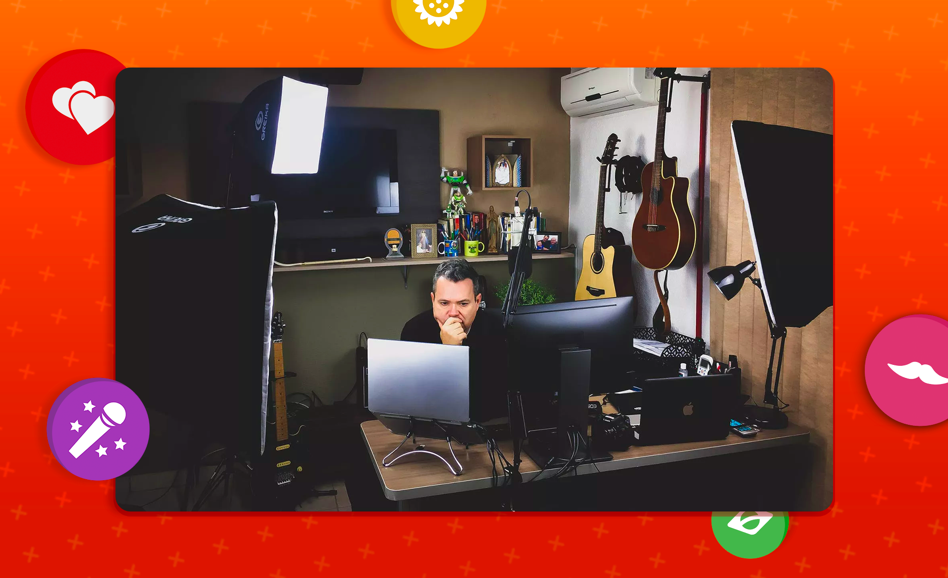 Músico sentado na mesa e trabalhando no computador