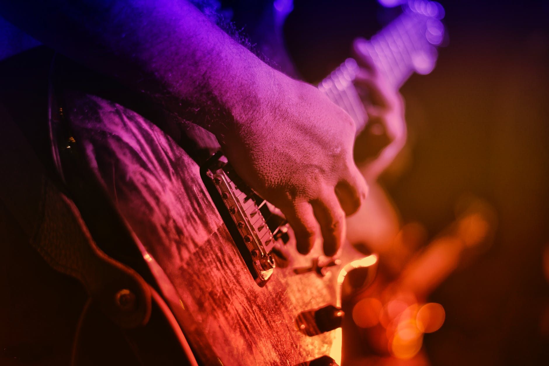 Guitarrista usa modelo les paul e faz um solo