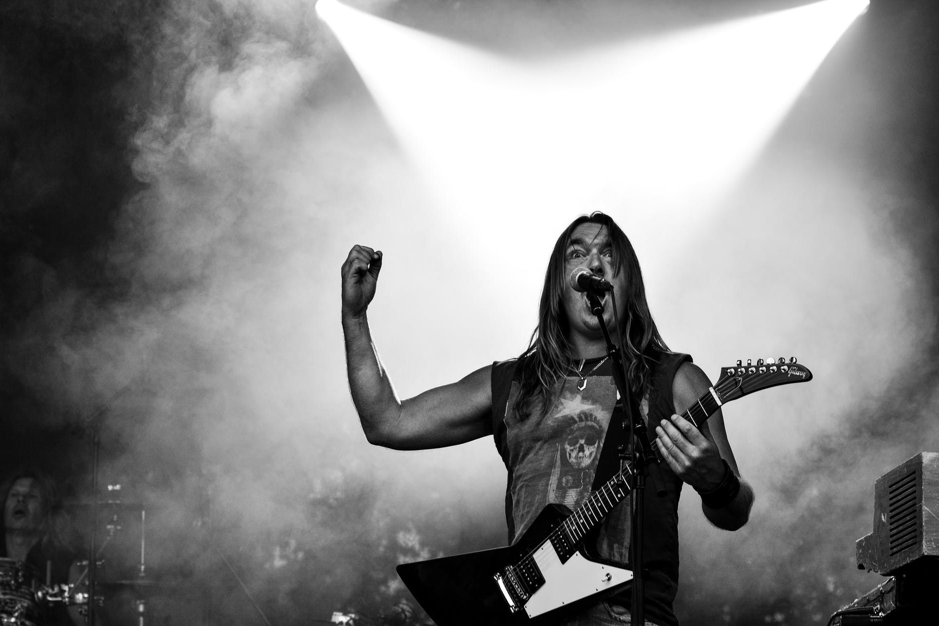 Vocalista de banda de rock interage com plateia, durante show