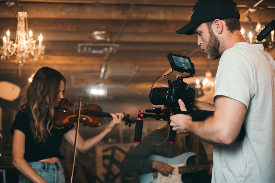 Cinegrafista profissional filma violonista e guitarrista