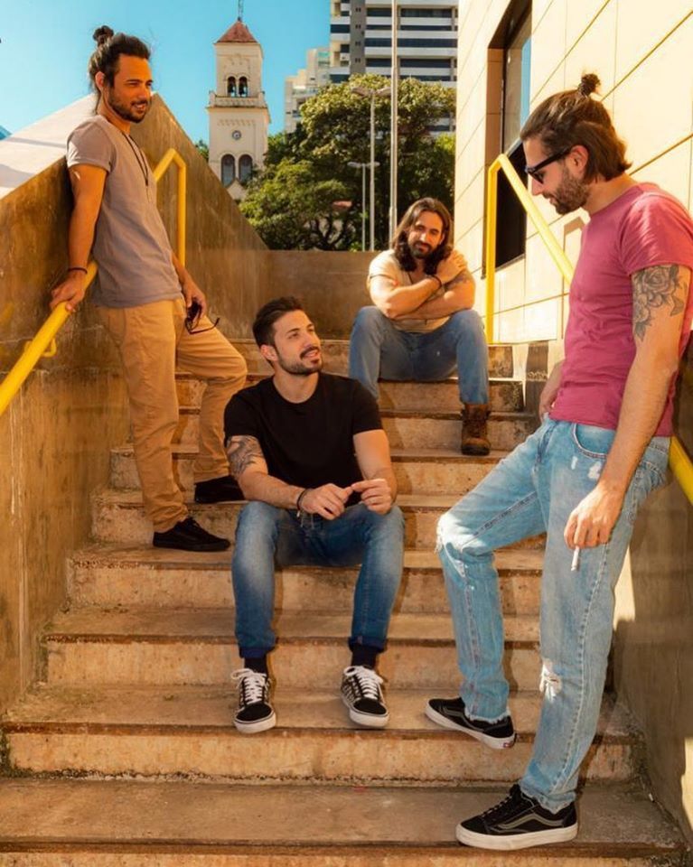 Integrantes da banda de indie rock Submerso posam em uma escadaria