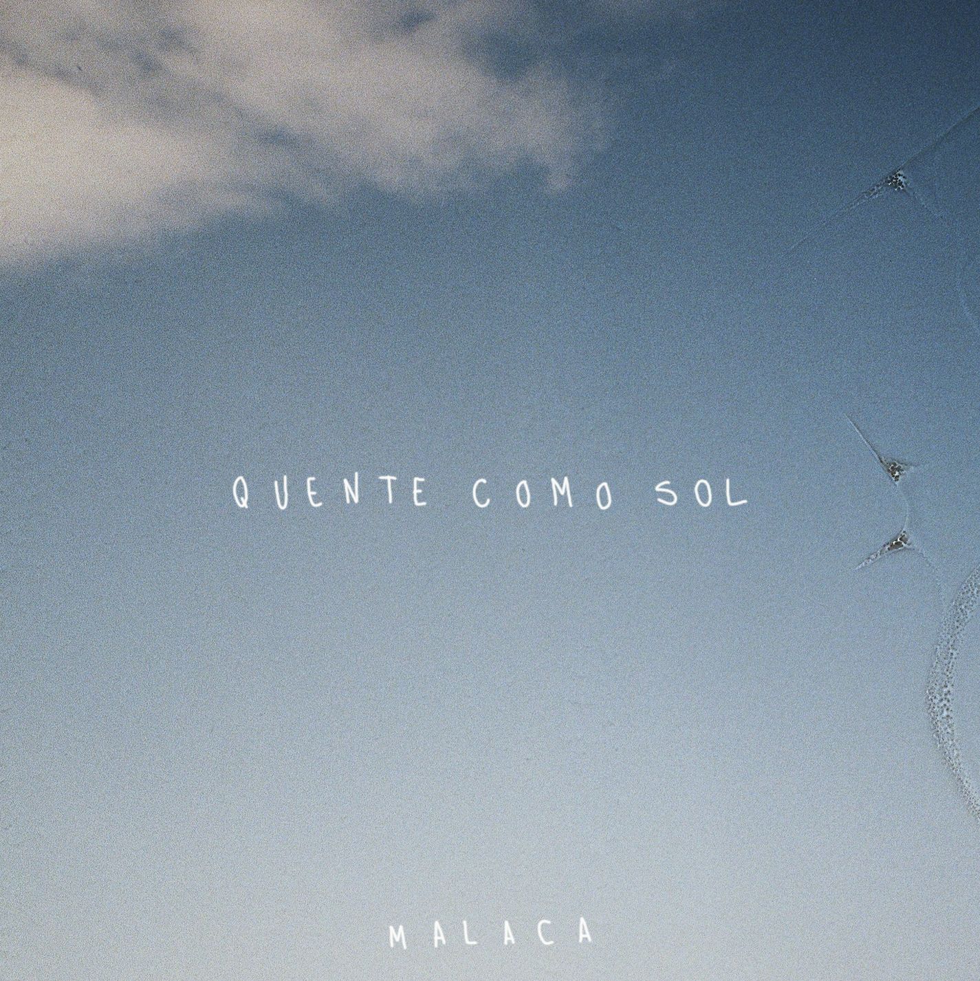 Foto do céu ilustra a capa do single Quente Como Sol, da cantora Malaca