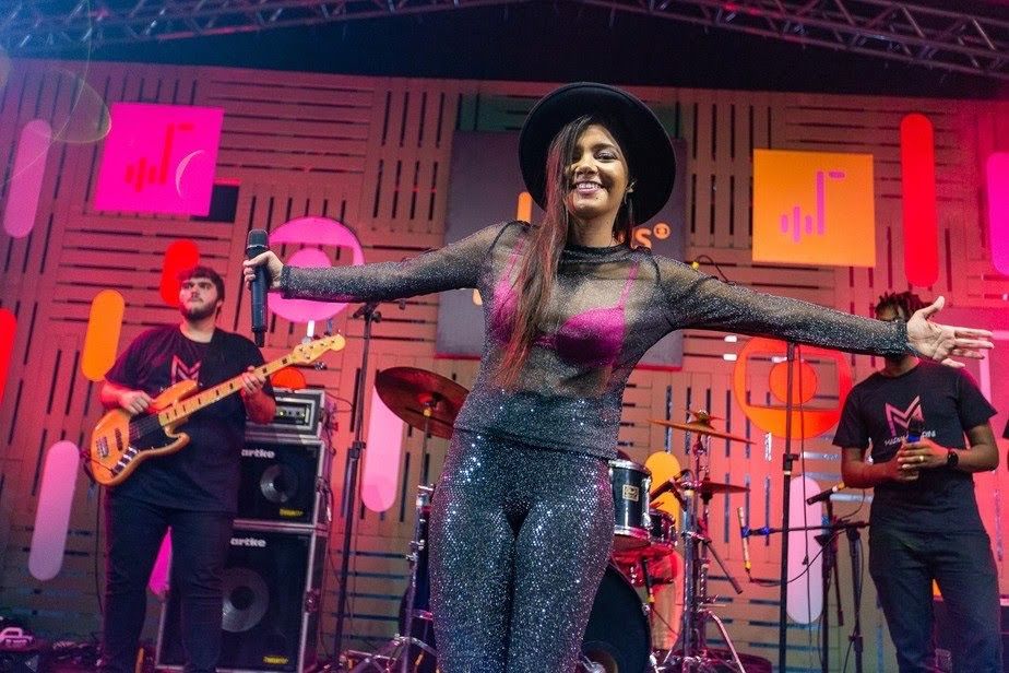 Cantora Mariah Marini, durante performance em programa de TV da Rede Globo