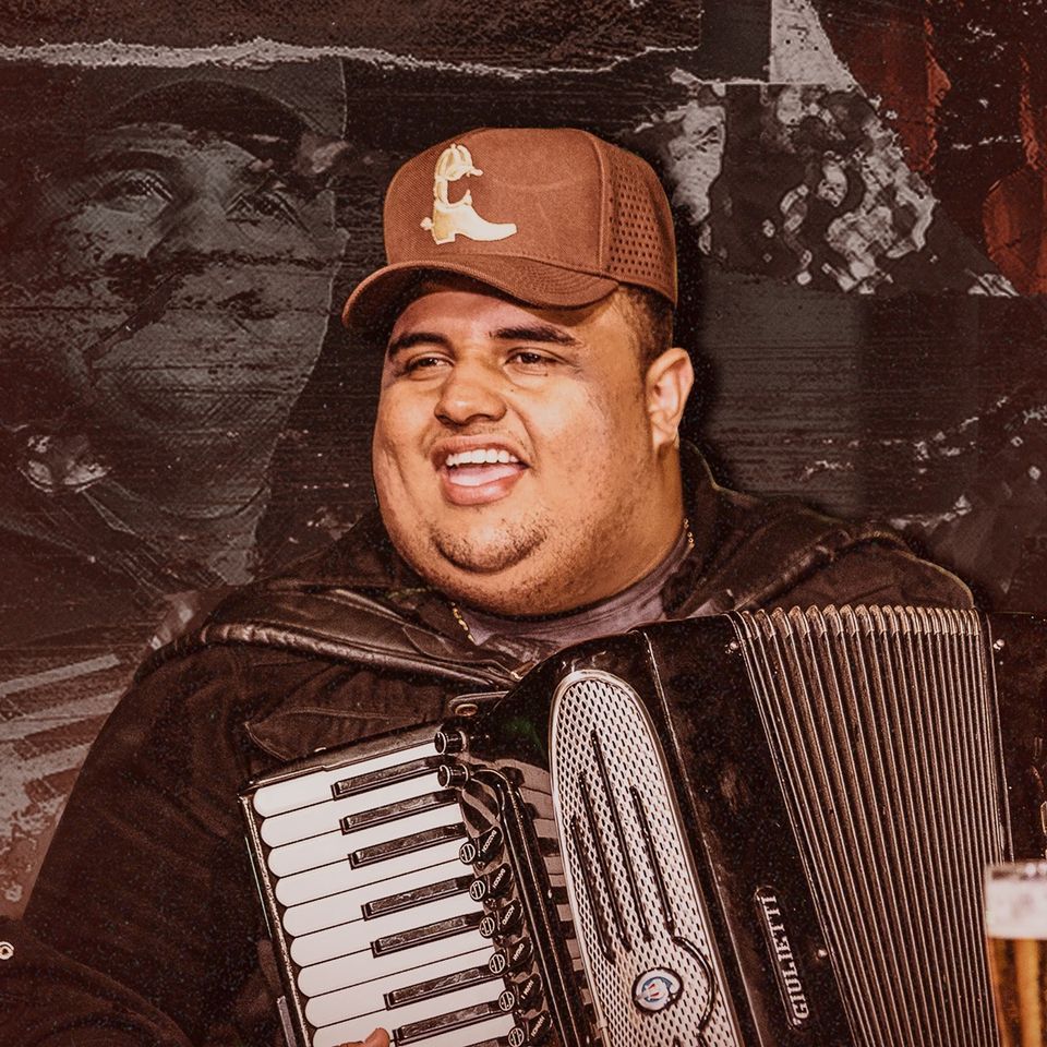 Tarcísio do acordeon tocando seu principal instrumento