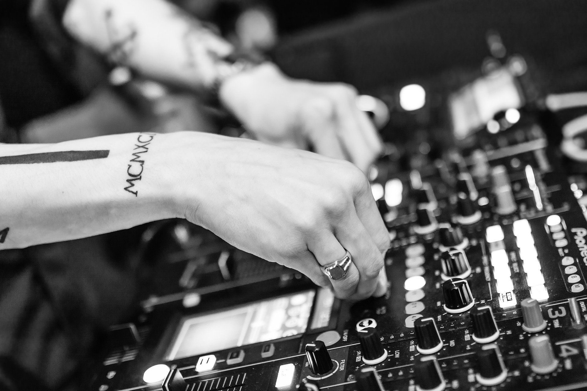 Podcasts para músicos e artistas independentes: foto de mesa de som